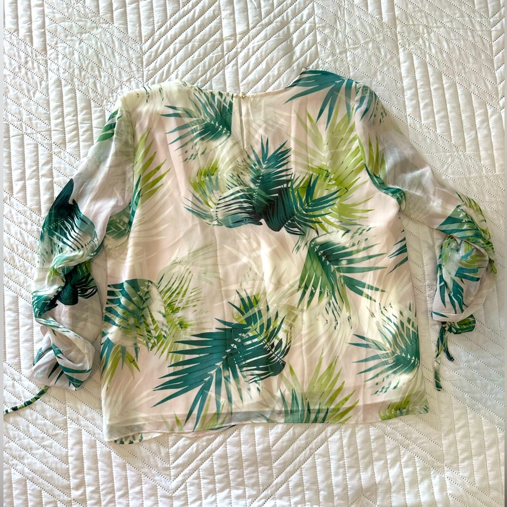 Vince Camuto women’s shirt Size S. White and green